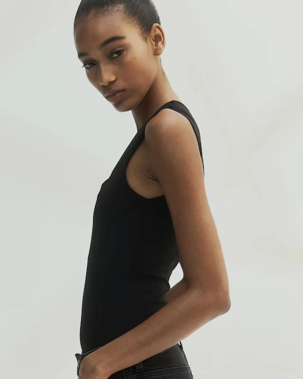 BLACK SQUARE NECK TOP