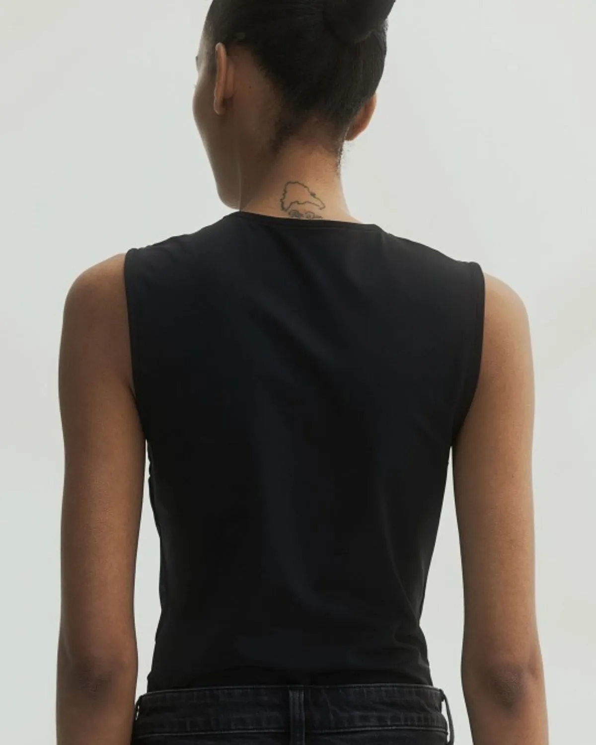 BLACK SQUARE NECK TOP