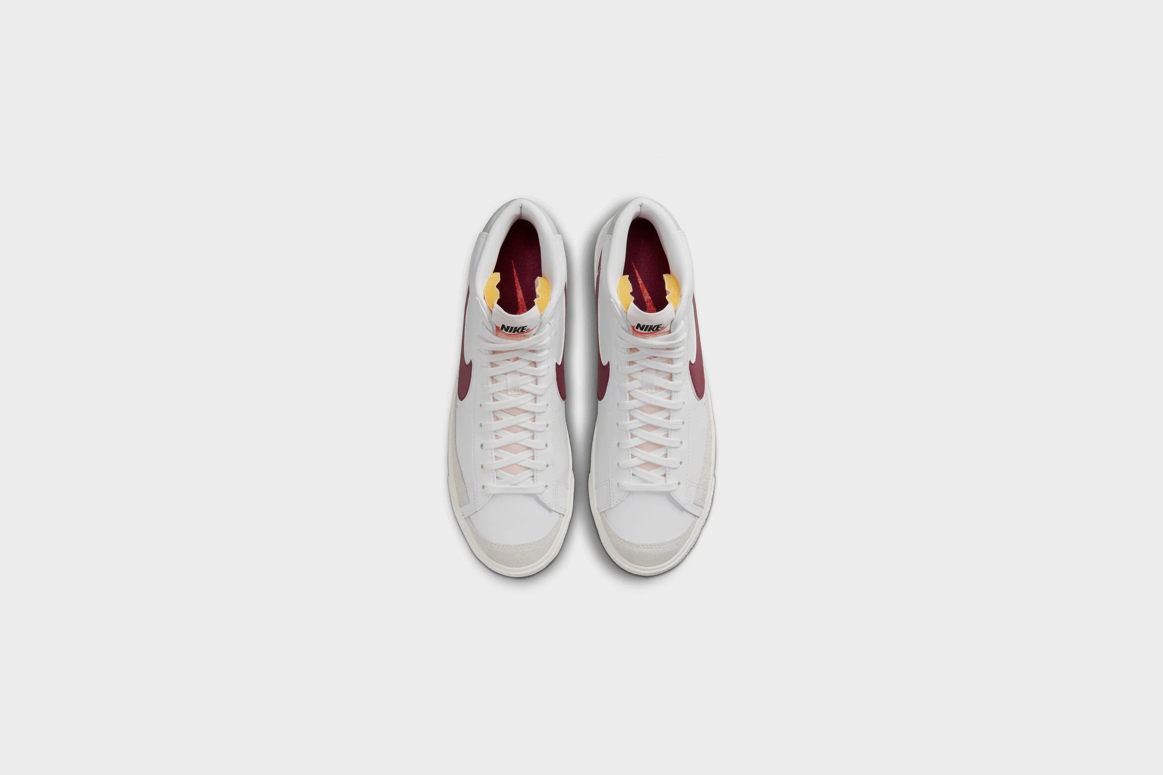 Nike Blazer Mid ‘77 VNTG (White/Dark Beetroot-Grey Fog)