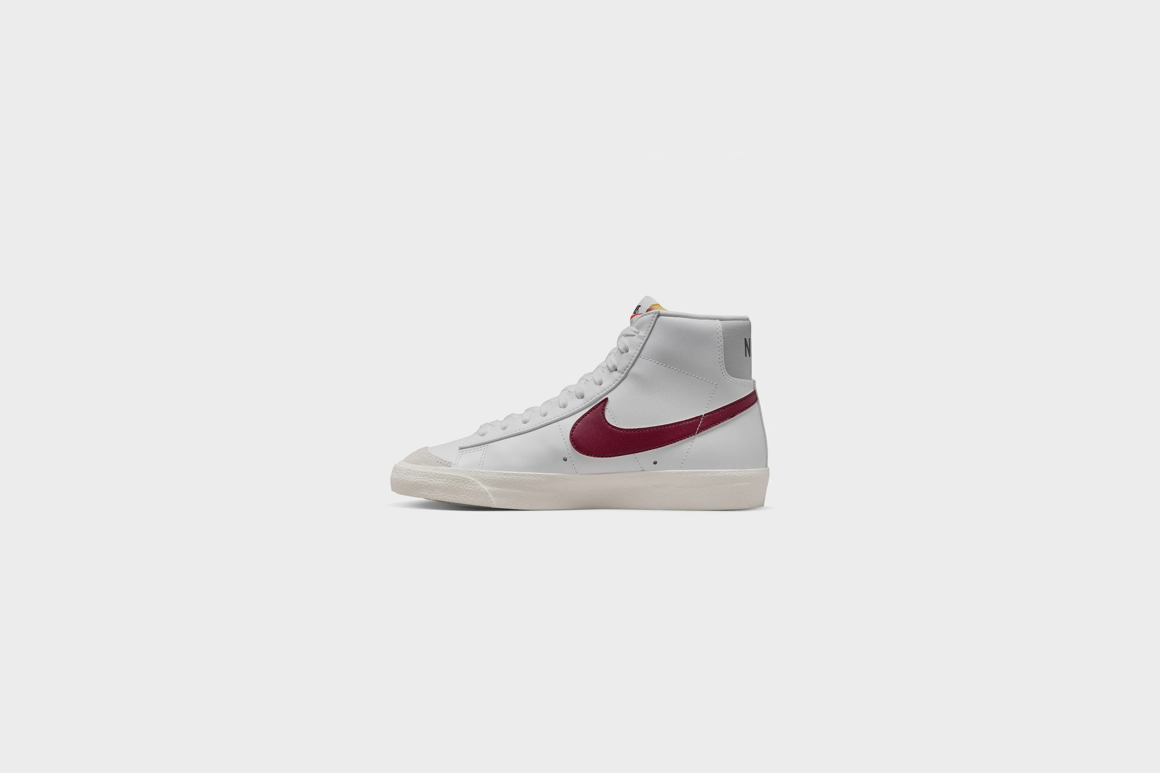 Nike Blazer Mid ‘77 VNTG (White/Dark Beetroot-Grey Fog)