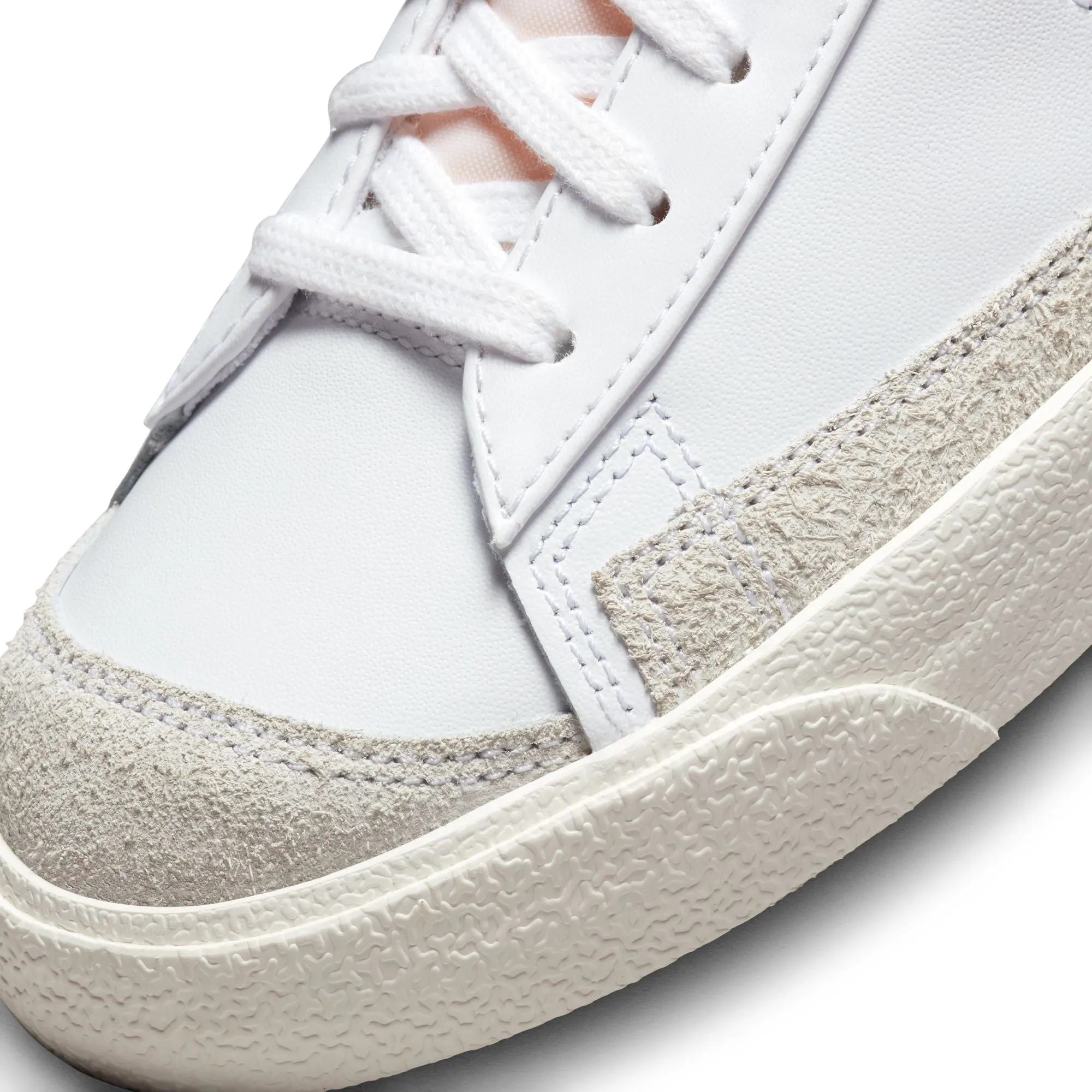 Nike Blazer Mid ‘77 VNTG (White/Dark Beetroot-Grey Fog)