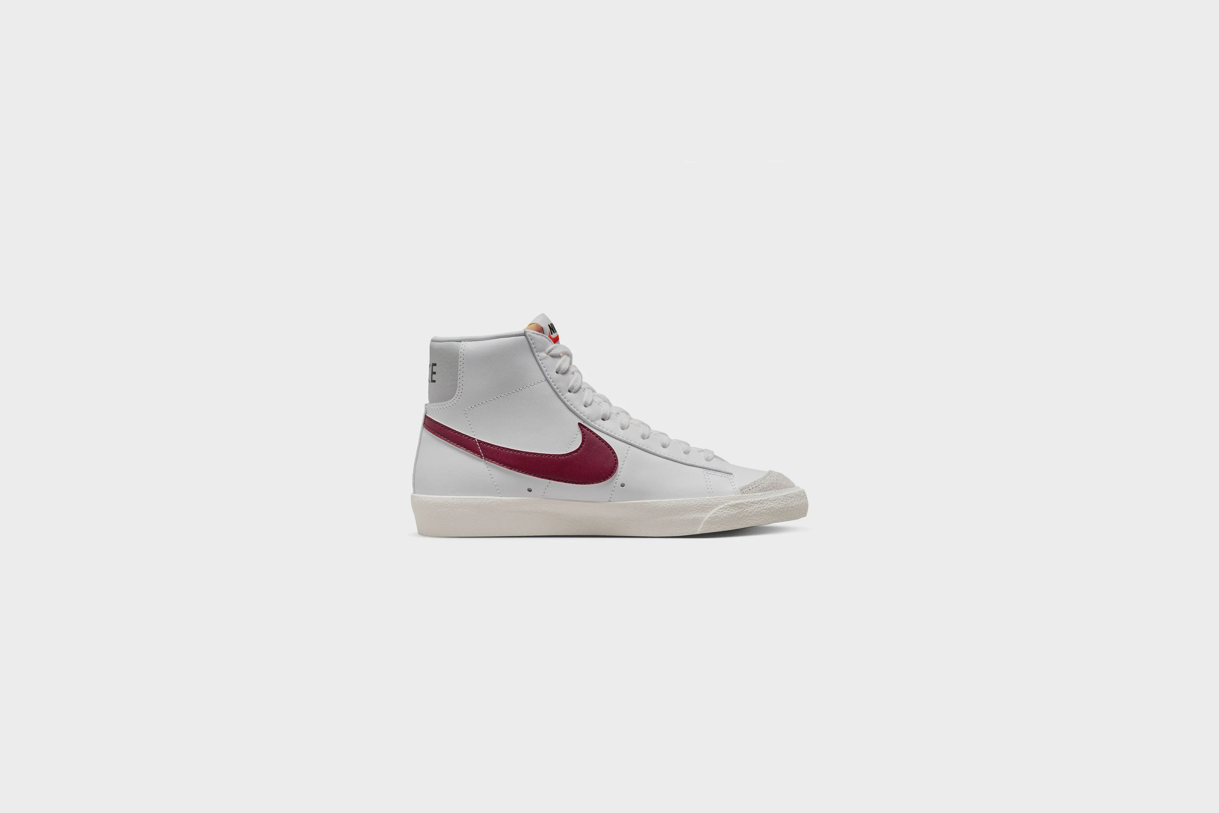 Nike Blazer Mid ‘77 VNTG (White/Dark Beetroot-Grey Fog)