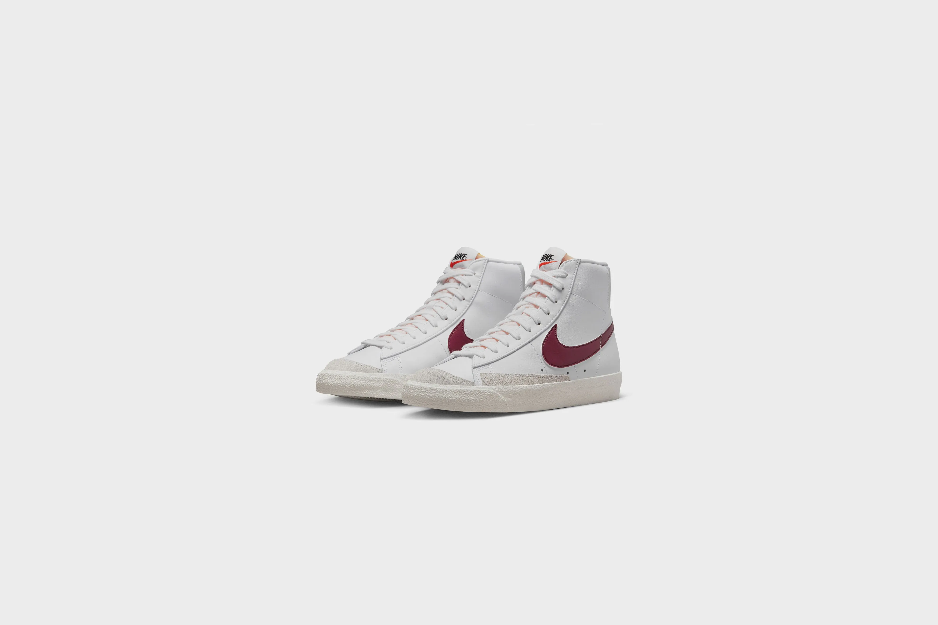 Nike Blazer Mid ‘77 VNTG (White/Dark Beetroot-Grey Fog)