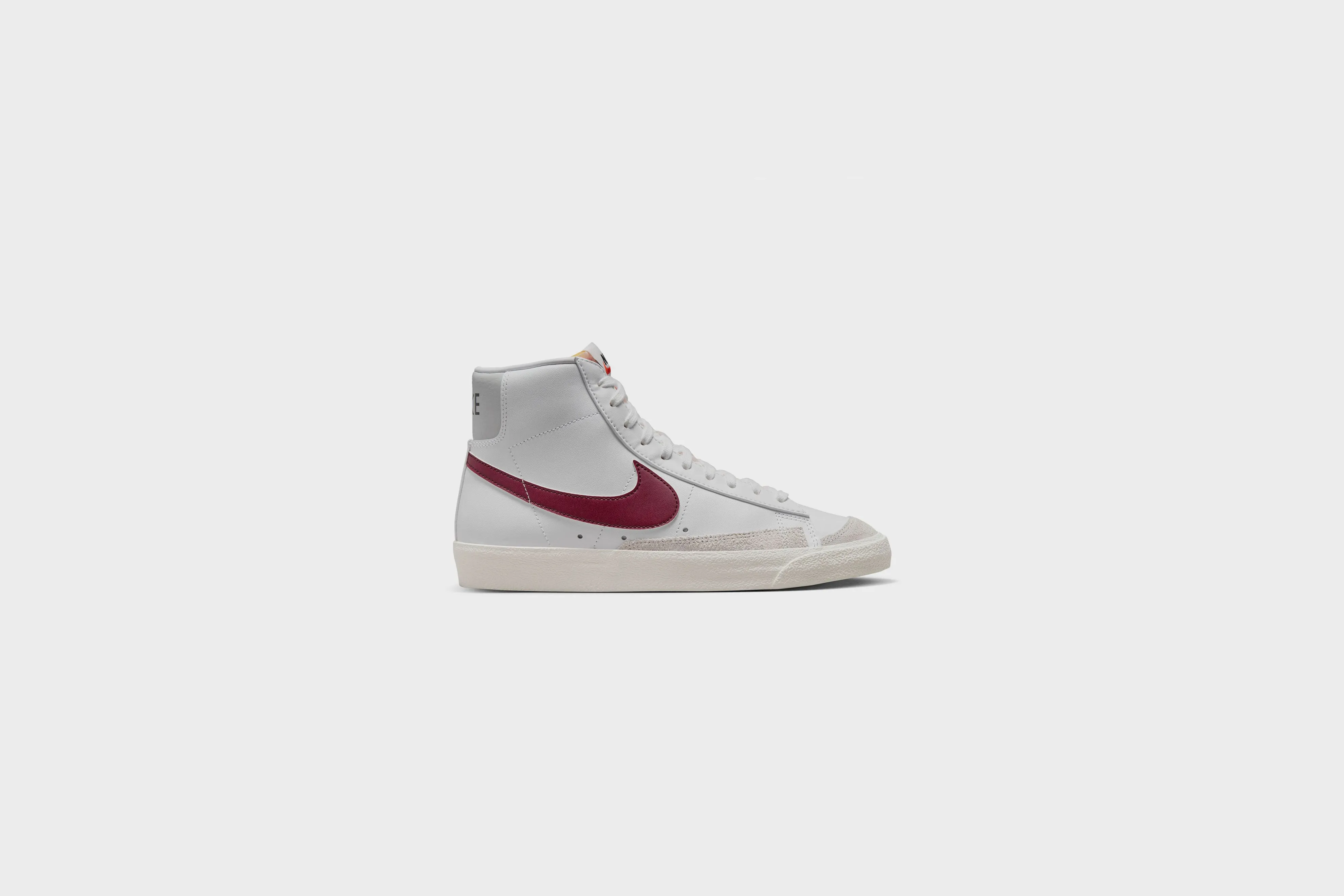 Nike Blazer Mid ‘77 VNTG (White/Dark Beetroot-Grey Fog)