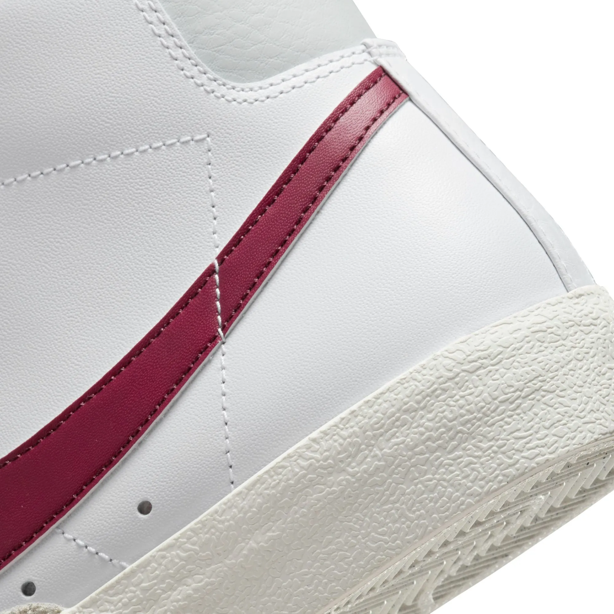 Nike Blazer Mid ‘77 VNTG (White/Dark Beetroot-Grey Fog)